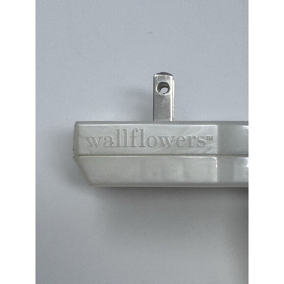 Bath & Body Works Wallflower Plug In Lot of 4 & Car Fragrance Holder - Picture 5 of 7